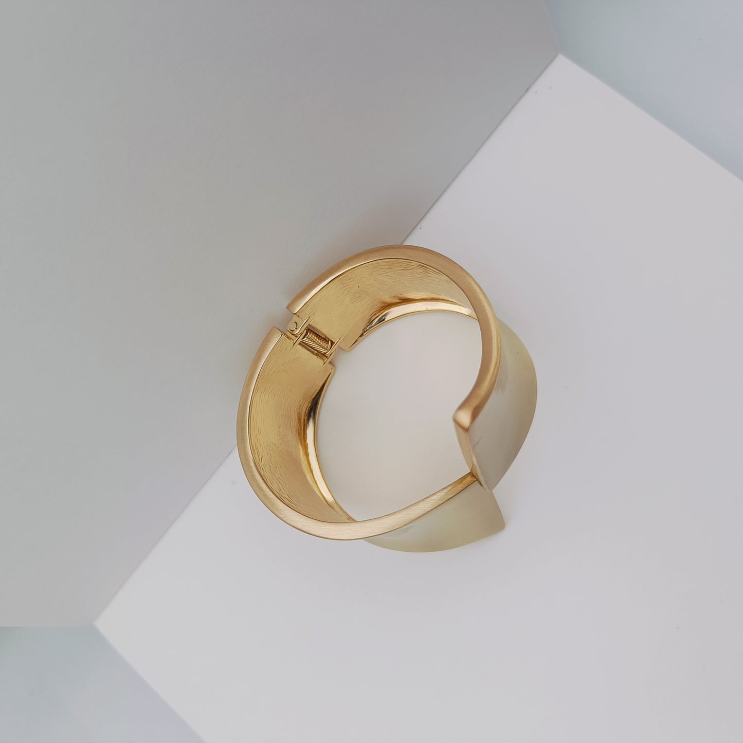 BOLD WAVE HANDCUFF