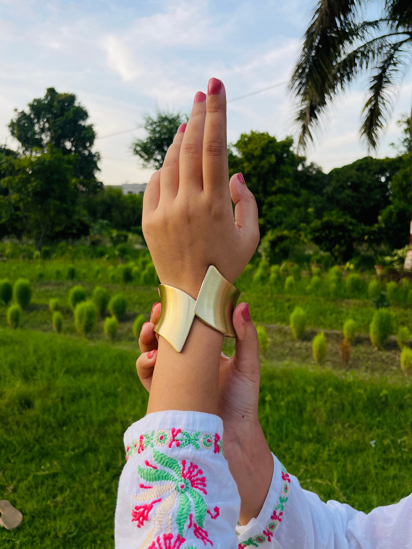BOLD WAVE HANDCUFF