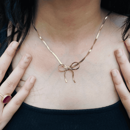 SWEET KNOT NECKLACE
