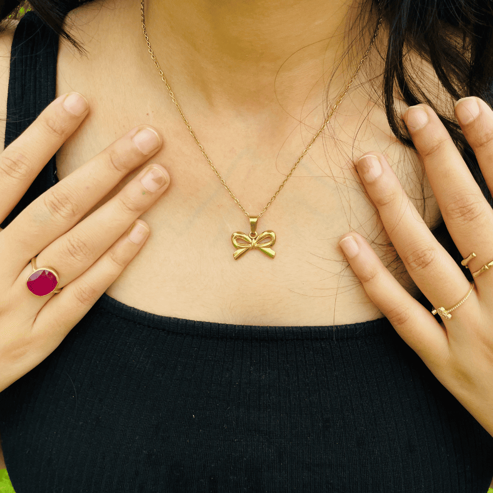BOW CHARM NECKLACE