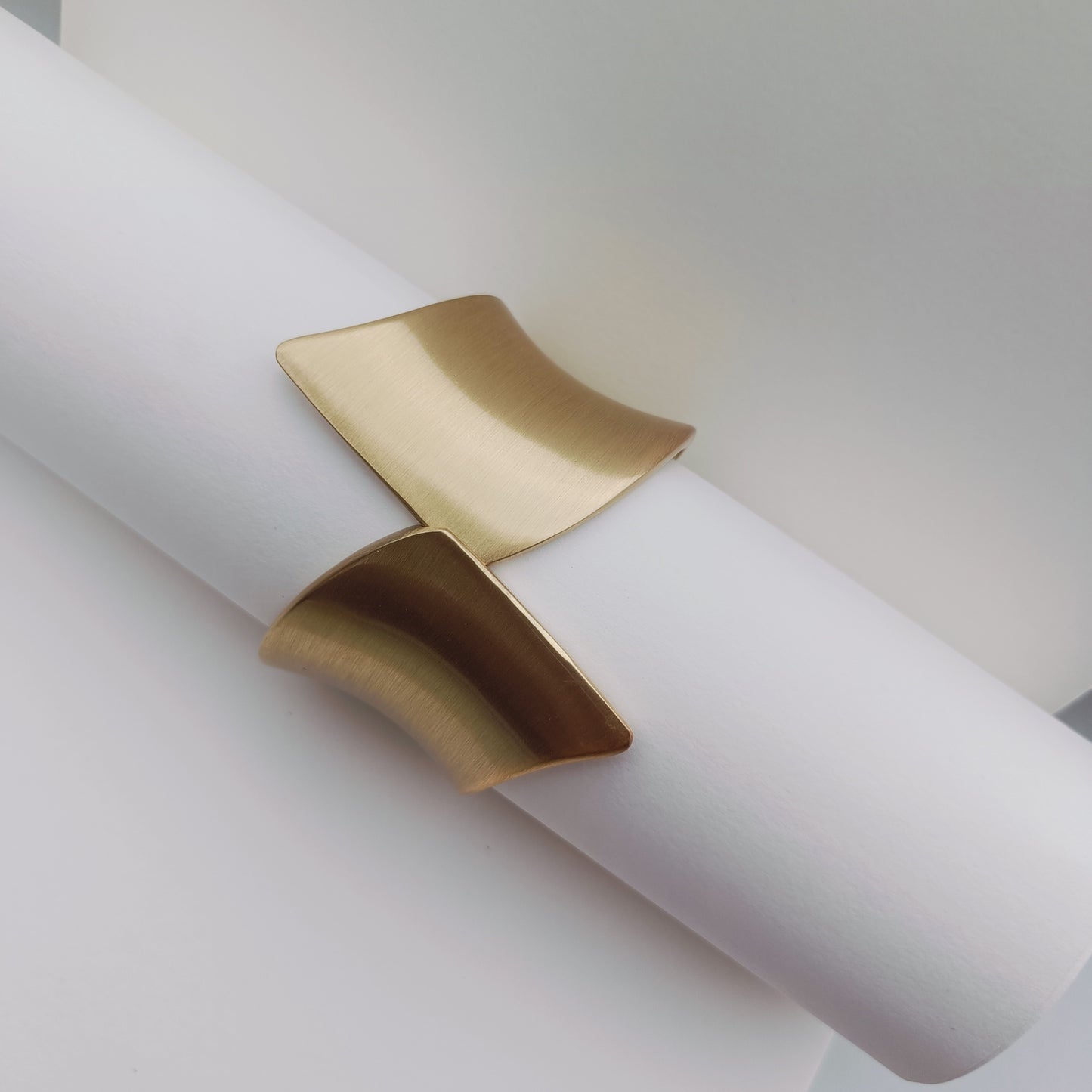 BOLD WAVE HANDCUFF