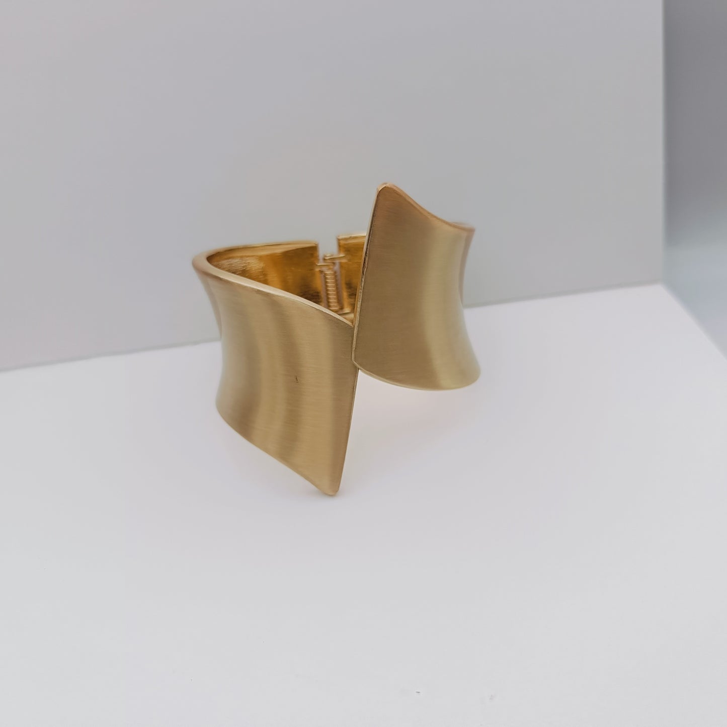 BOLD WAVE HANDCUFF
