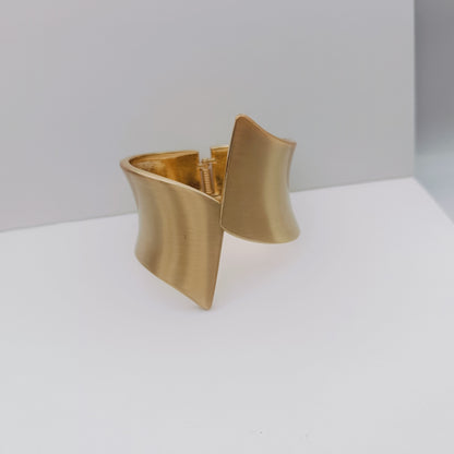 BOLD WAVE HANDCUFF
