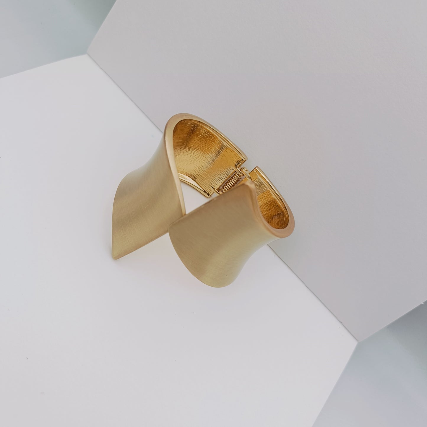 BOLD WAVE HANDCUFF