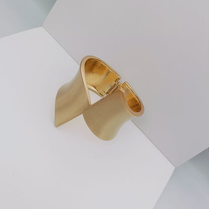 BOLD WAVE HANDCUFF