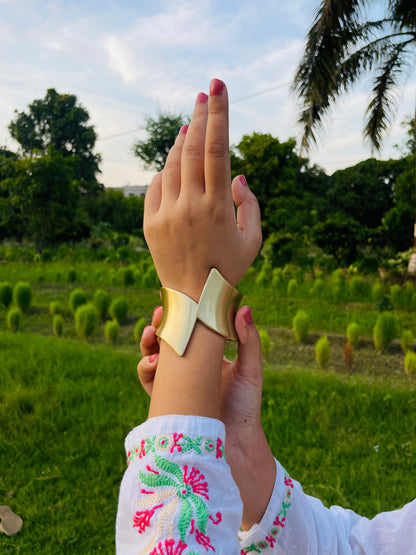 BOLD WAVE HANDCUFF